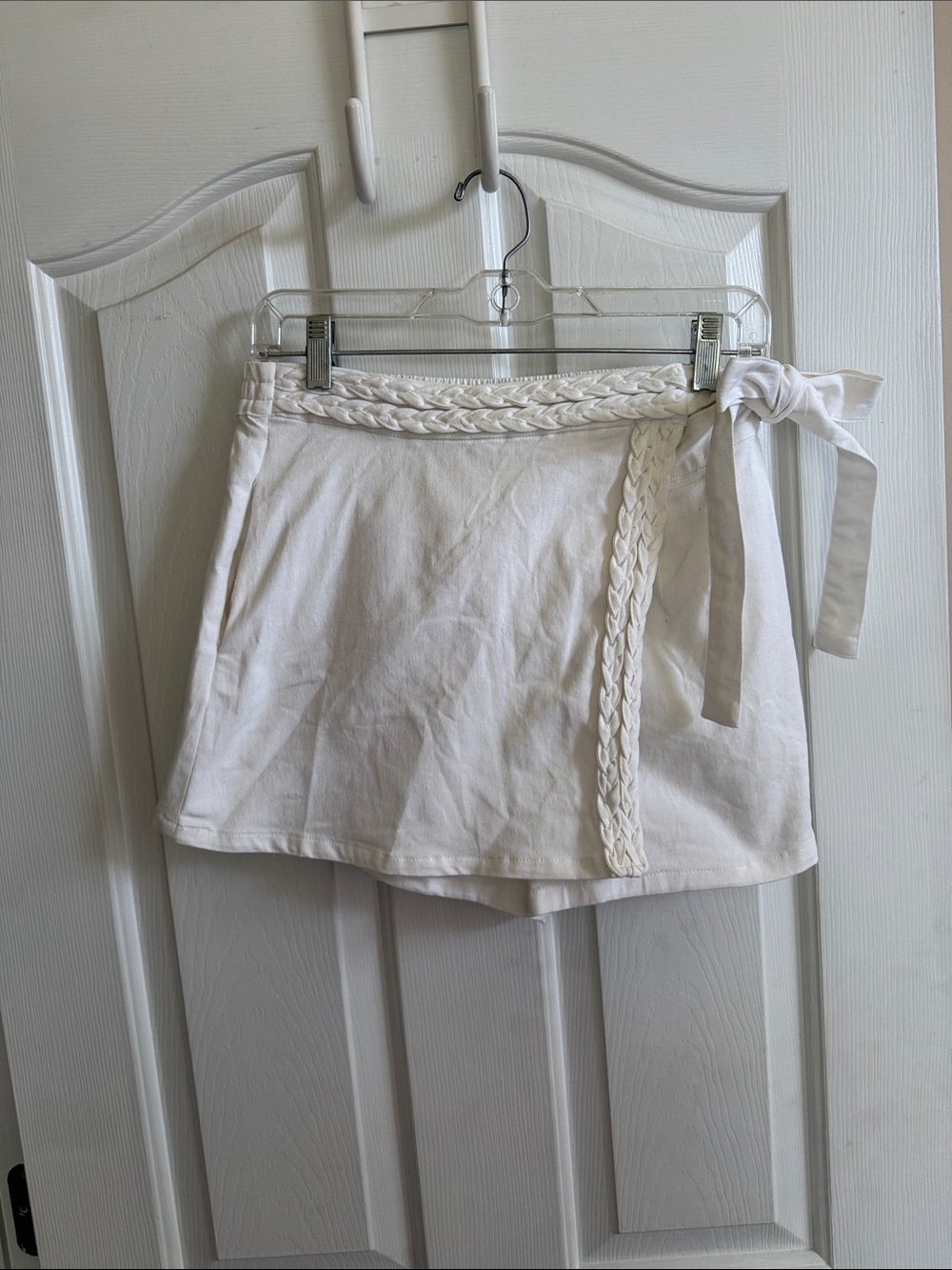 🌸 entro: White Braided Tie-Waist Skort